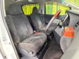 運転席まわりには十分なスペースがあり、大柄な方でもゆったり運転していただける環境です。