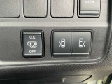 オートスライドドアは、運転席前にあるスイッチの操作でもオート開閉ができます。インテリジェントキーをバッグやポケットに入れたまま、スライドドアの下に足先を入れて引くだけで、ドアが自動で開閉が可能です。