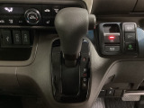 CVT車のセレクトレバーです。低速から高速まで、変速ショックのないスムーズな走りと、エンジン効率のよい領域を維持して燃費にも貢献します。サイドブレーキはスイッチ操作の電子制御パーキングブレーキです。