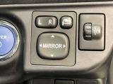 電動格納式ドアミラー付き。駐車場へ停めた時に、ボタン一つで左右のドアミラーをたたむ事ができます。