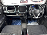 [フロントシート]インパネにシフトが付いているので足元広々!運転席から助手席の移動も楽々♪どちらからでも乗り降り出来るので、狭い場所の乗り降りも楽ちんですよ♪