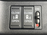 【両側パワースライドドア】スマートキーや運転席のスイッチで後席両側スライドドアの開閉が可能♪電動だから力を入れてドアを開ける必要が無く、小さなお子様でも簡単に開け閉めでき快適です♪