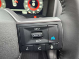 プロパイロットスイッチをONにして走行スピードを設定するだけで、ステアリングを自動制御で車線中央走行をキープ。車間距離をキープ。急な割り込みにもブレーキ操作なしでスピードをコントロール。