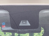 【エマージェンシーブレーキ】走行中に前方の車両等を認識し、衝突しそうな時は警報とブレーキで衝突回避と被害軽減をアシスト。より安全にドライブをお楽しみいただけます。