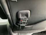 後席モニター用のリモコンも付属してます。