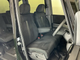 【ベンチシート】運転席と助手席の移動もスムーズ!狭い駐車場での乗り降りや、お子様の乗り降りにも便利です。座席の間にコンソールボックスやドリンクホルダーがないため、車内空間が広く感じます。