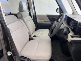 ゆったりと座れる運転席シートですのでストレスなく運転が出来ますよ!
