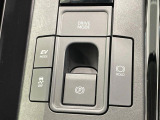 【電動パーキングブレーキ】パーキングブレーキは便利な電動式!ボタン一つで操作でき、アクセルを踏めば自動で解除されます♪レバーやペダルが無いので運転席廻りもすっきりしますね♪