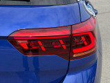 LEDテールランプ(ダイナミックターンインジケーター付き)特徴的な配光パターンによって後続車からの視認性が高まり、万一の追突の危険性を軽減します。