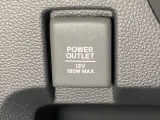アクセサリーソケットはUSBのアダプターなどをつければ、スマホの充電にも使えます。周辺には物が置けるボックスがついています。