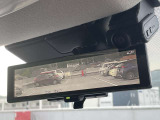 スマートルームミラーが付いております。バックドアについてますカメラと連動して、後方の映像がルームミラーに映ります。