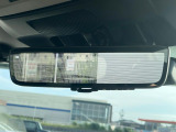 【スマートリヤビューミラー】後席の大きな荷物や同乗者で後方が確認しづらい時でも安心!カメラが撮影した車両後方の映像をルームミラー内に表示。クリアな視界で状況の確認が可能です!