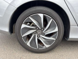 【純正アルミホイール】純正設計ならではの美しいデザインと精密な仕上げで、車両全体のスタイリングを引き立てます。