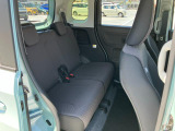 リヤシートも全車消毒済み。足元も軽とは思えない広さがあります。ドアには小物を収納できる便利な【リヤポケット】付。