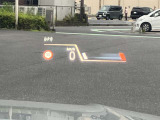 人気のヘッドアップディスプレイ!現在の車速、ナビゲーション・システムによるルート案内の矢印表示、チェック・コントロール、前車接近警告など、さまざまな情報をドライバーの視界内に直接表示いたします!
