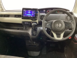 車内は光触媒抗菌消臭施工済です。スタイリッシュなデザインで暖かみのあるインパネ周りを演出します。グローブボックスやカップホルダーのほかにトレーなどたくさんの収納スペースが装備されています。