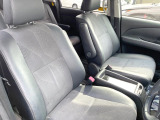 運転席まわりには十分なスペースがあり、大柄な方でもゆったり運転していただける環境です。