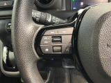 ステアリングにオーディオ操作スイッチが付いています。オーディオ画面に直接タッチしなくても操作が出来ますので、運転に集中できます。