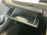 【グローブボックス】収納スペースが沢山あるので車内が散らからずに助かります。ちょっとした物を入れるのにいいですね♪