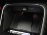【ワイヤレス・スマートフォン・チャージ】対応機種のスマートフォンを、タッチスクリーン式センターディスプレイの下に置いておくだけで充電可能。すっきりと収納できて、使いたいときにはすぐに手に取れます。