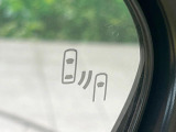 【ブラインドスポットモニター】走行中、ドアミラーの死角になりやすい箇所に後続車が接近するとサイドミラーのレンズに警告を表示!ドライバーに注意喚起をしてくれます。