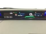 中央にデジタル表示のスピードメーターを配したハイブリット専用メーターになっています。左側のインフォメーション画面で燃費などの情報を確認できます。