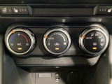 空調スイッチ類は最近流行のタッチパネル式ではなく、運転中でも直感的に操作できるダイヤル式を採用しております。
