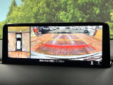 【マルチテレインモニター】車のフロントやサイドのカメラ画像を同時にモニター表示することで、悪路や狭い道を走行時でも周囲の状況確認ができ安心!本格SUVにうれしい装備です♪