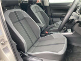マイクロフリース素材を使用したスポーツコンフォートシート。欧州車らしく硬めのシートが体を程よくつつみこみ、長距離でも快適に運転できます。