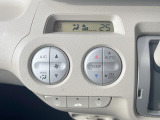 【オートエアコン】一度お好みの温度に設定すれば、車内の温度を検知し風量や温度を自動で調整。暑い&hellip;寒い&hellip;と何度もスイッチ操作をする必要はありません。快適な車内空間には必須の機能ですね♪