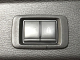 【パワーバックドア】スマートキーや運転席のボタンを押すだけでリアゲートが自動で開閉します!荷物を持っている時や、高い位置にあるバックドアを閉める際に便利な機能です♪