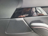 BOSEサウンドシステムを搭載。「良い音を出す」ではなく、その車種のごとに特徴を計算(車種専用設計)し、「反響音」を作り出すことによってどの座席でも自分中心で音が聴こえ、「心地よい空間」を作り出します。