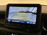 リバースギアに入れるだけで後方の表示へ切り替わります。夜間や雨の日の駐車も楽になりますよ。