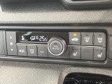 【オートエアコン】一度お好みの温度に設定すれば、車内の温度を検知し風量や温度を自動で調整。暑い&hellip;寒い&hellip;と何度もスイッチ操作をする必要はありません。快適な車内空間には必須の機能ですね♪