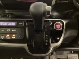 CVT車のセレクトレバーです。低速から高速まで、変速ショックのないスムーズな走りを実現するとともに、エンジン効率のよい領域を維持することで燃費にも貢献します。