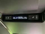 【リアオートエアコン】広い後部座席には必須の機能!風量や温度を自動で調整し前席と同様な車内環境にしてくれるリアオートエアコンを装備。夏の暑さも冬の寒さもストレスなく快適にお過ごしいただけます♪
