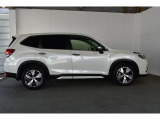 スバルの4WD(AWD)は直進安定性に優れ、日常走行から高速走行まで、さまざまなシーンで安心感に満ちた走りが愉しめます。それは悪路や泥道など左右のタイヤの路面状況が異なるシーンでも変わりません。