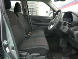 運転席はほどよくホールド感のある形状をしておりますので、運転がしやすいです。