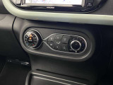 【オートエアコン】タッチパネル式オートエアコンで運転席周りの凹凸が少なくスッキリとしています。