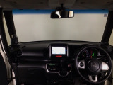 【前方視界】開放的な前方視界!運転がしやすく疲れにくいです♪窓が大きく、見通しがとっても良いおクルマですよ♪
