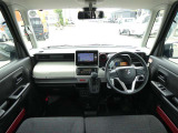 インパネ画像です。ガラスが大きく広い視界が確保されているのですごく運転しやすいです。落ち着いた印象のインパネデザインですので、年代を問わずどなたにでも馴染みやすいですよ♪