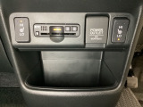 前席の左右別々のシートヒータースイッチが付いています。HiとLoの2段階で温度設定ができます。スイッチの間にはアクセサリーソケットとETCがついており、高速道路の料金所の通過も楽々です!。