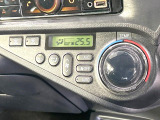 【オートエアコン】一度お好みの温度に設定すれば、車内の温度を検知し風量や温度を自動で調整。暑い&hellip;寒い&hellip;と何度もスイッチ操作をする必要はありません。快適な車内空間には必須の機能ですね♪