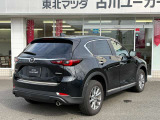 【ブラインド・スポット・モニタリング】隣車線を後方もしくは側方から接近する車両を検知してドアミラーに表示。その状態でのウインカー操作の際には警報音で危険をお知らせ。駐車場からバックで出庫の際にも活躍