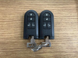 【スマートキー】 スマートキーを携帯していれば、ドアハンドルのボタンを押してロックの解除ができ、パワースライドドアもワンタッチで開閉できます。