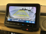 リバースギアに入れるだけで後方の表示へ切り替わります。夜間や雨の日の駐車も楽になりますよ。