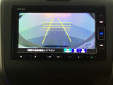 バックでの車庫入れも安心です! リアカメラが付いているバックモニター付のナビを装備しております。操作線もついており距離感も画面から確認できます。