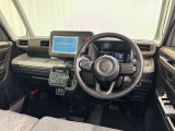 運転席まわりです。 各操作スイッチは使いやすい位置に配置されてます。