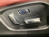 運転席にはパワーシートを装備!シート位置を記憶するメモリー機能付きなのでご夫婦で2名分セットすると便利です♪