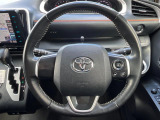 インテリアに合わせたデザインのステアリングは、運転される方のことも考え、運転しやすい形状、大きさです。是非一度、実際に触ってお確かめください。